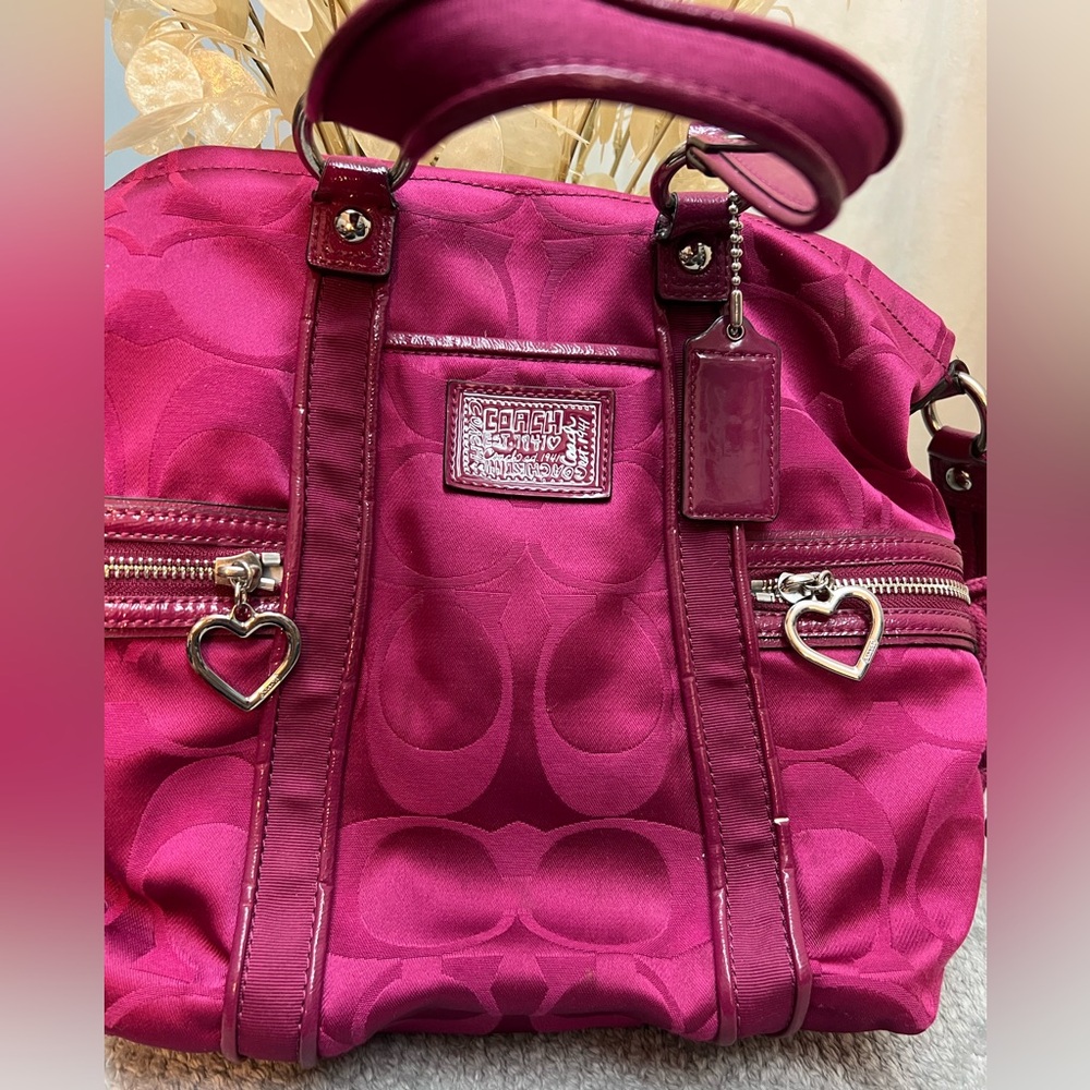 💕💓 COACH pretty bright pink handbag. Super fun and girlee!!